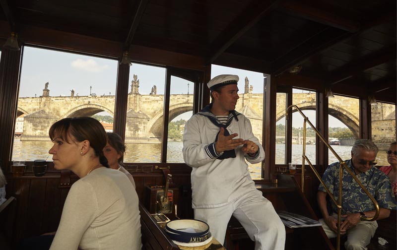 Kaptajnen på skibet fortæller om Karlsbroens historie