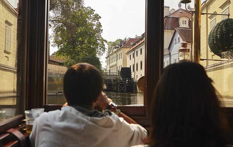 Med båden besøger I også Prags maleriske hjørner