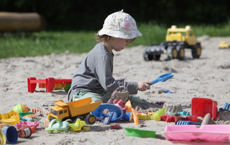 Sandkasse med legetøj